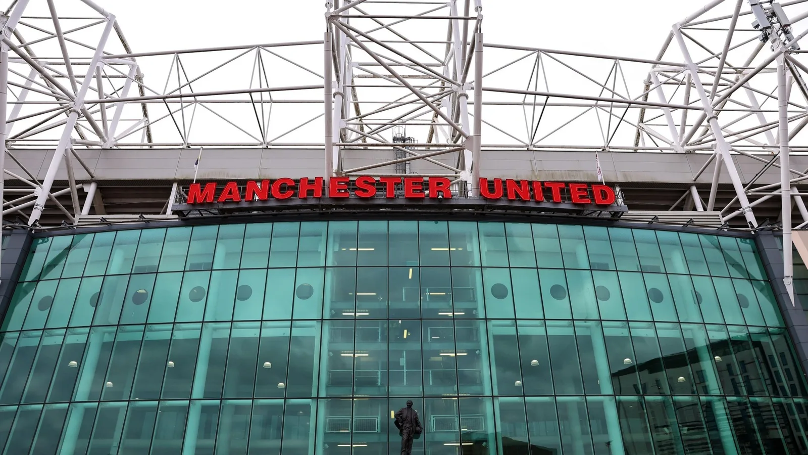 Man Utd devrait annoncer son intention de remplacer Old Trafford par un nouveau stade de 100 000 places dans un projet de 2 milliards de livres sterling