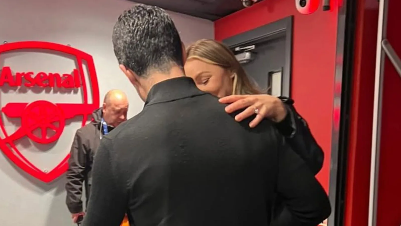 Le patron d’Arsenal, Mikel Arteta, surprend Laura Woods avec un cadeau réconfortant alors que l’animateur de TNT Sports dit que « c’était incroyable »