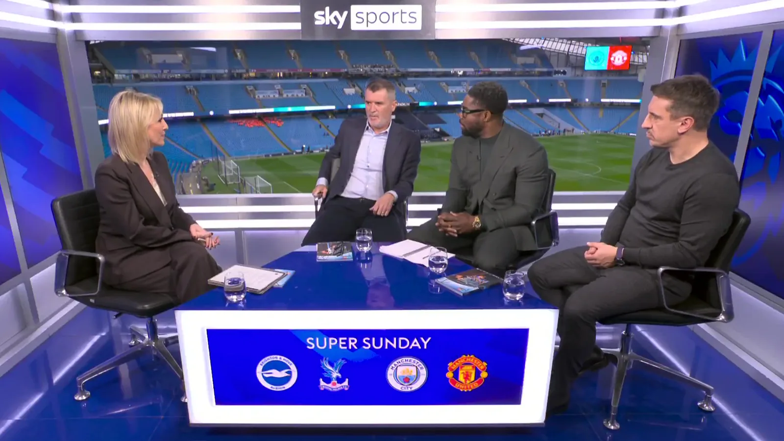 Roy Keane montre son nouveau look en direct à la télévision alors que l’expert de Sky Sports rejoint Neville et Richards en studio pour le derby de Manchester