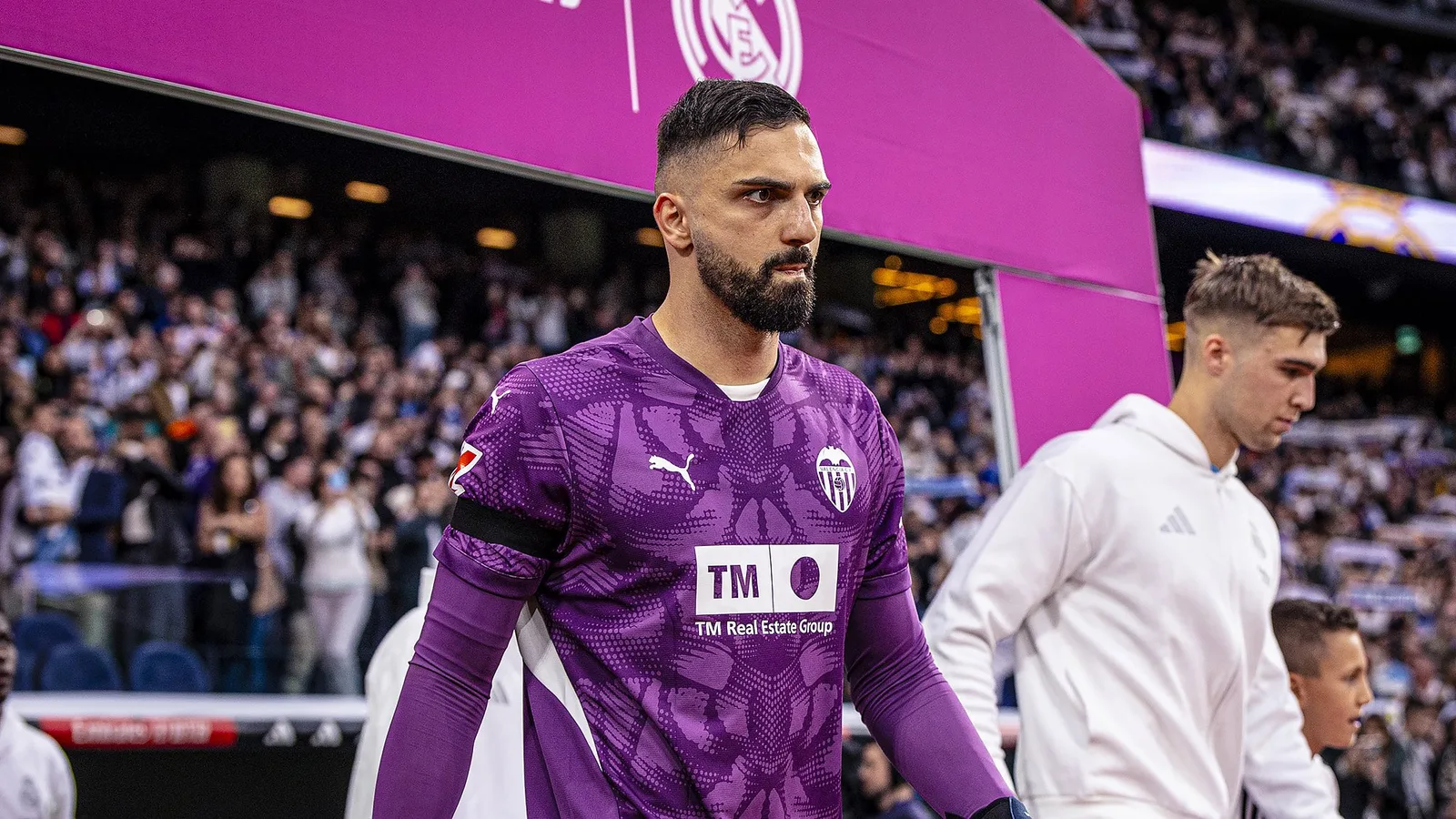 Le futur gardien de Liverpool Giorgi Mamardashvili vide les poches de Vinicius