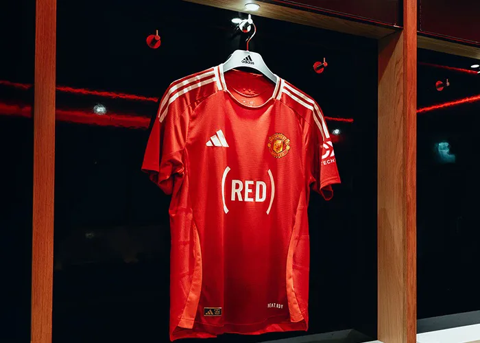 Pourquoi Man Utd a-t-il (rouge) comme parrain de chemise contre West Ham?