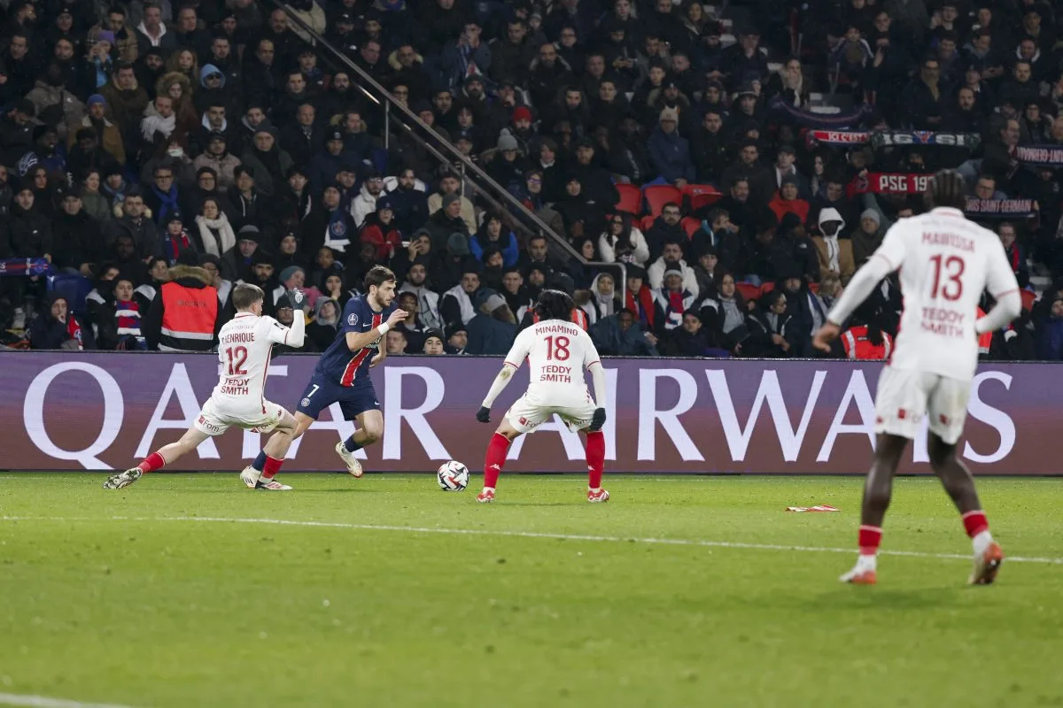 Lyon conteste officiellement la signature du PSG de Khvicha Kvaratskhelia