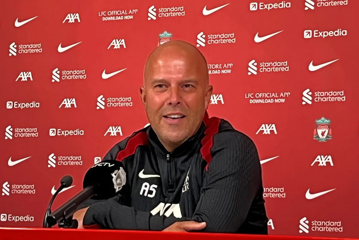 Le manager de Liverpool, Arne Slot, répond au directeur du football de Barcelone