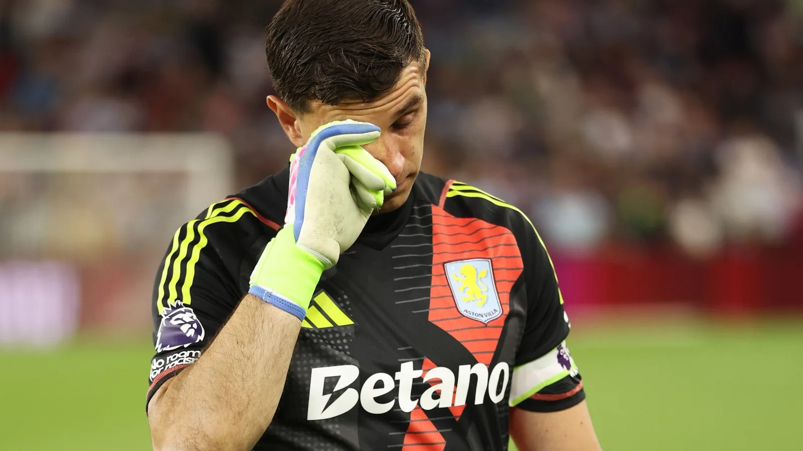 «  Il sera une grosse perte  » – Emi Martinez en larmes alors qu’il agit au revoir aux fans après le dernier match à domicile d’Aston Villa