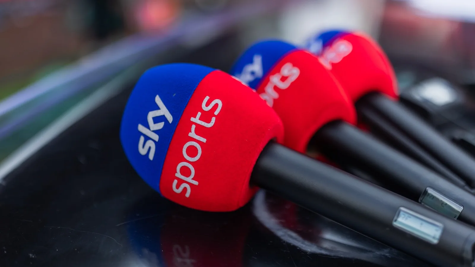 Présentateur de Sky Sports partant après 43 ans à la télévision alors qu’il donne «  final au revoir  » dans une déclaration émotionnelle