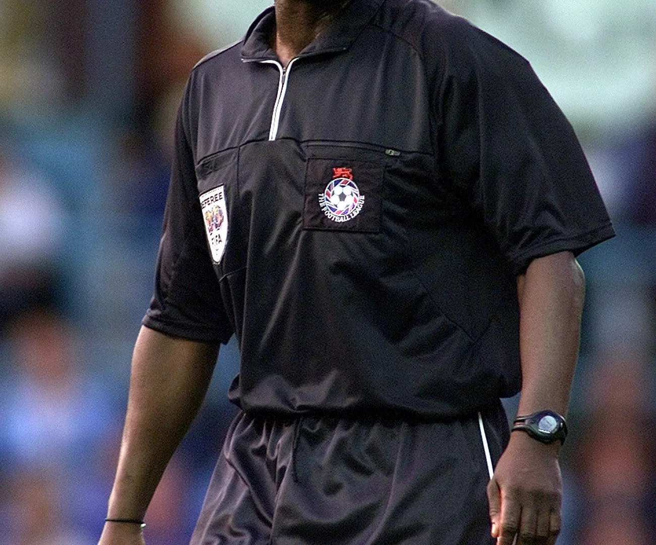 Le premier arbitre noir de la Premier League, Uriah Rennie, apprenant à marcher à nouveau après une condition rare l’a laissé paralysé