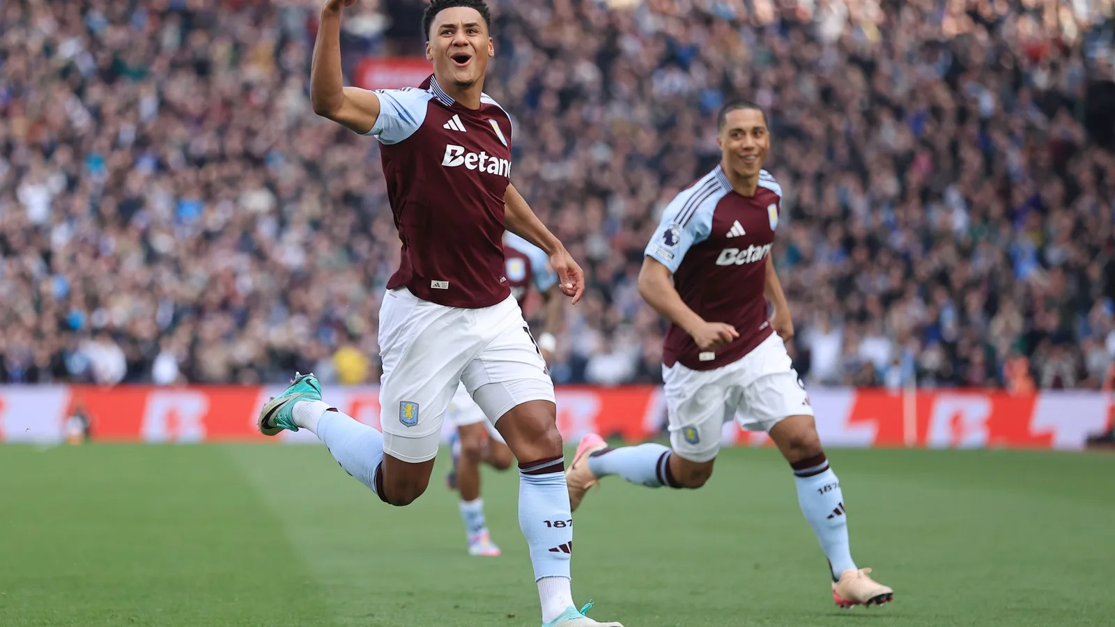 Ollie Watkins envoie un message au patron d’Aston Villa Emery et admet qu’il fume d’être abandonné pour les matchs de la Ligue des champions