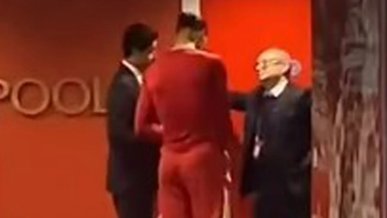 «  Perte pas assez mal  » – Les fans de Liverpool souffrent plus de douleur alors que la vidéo tunnel de Virgil van Dijk émerge après la défaite du PSG