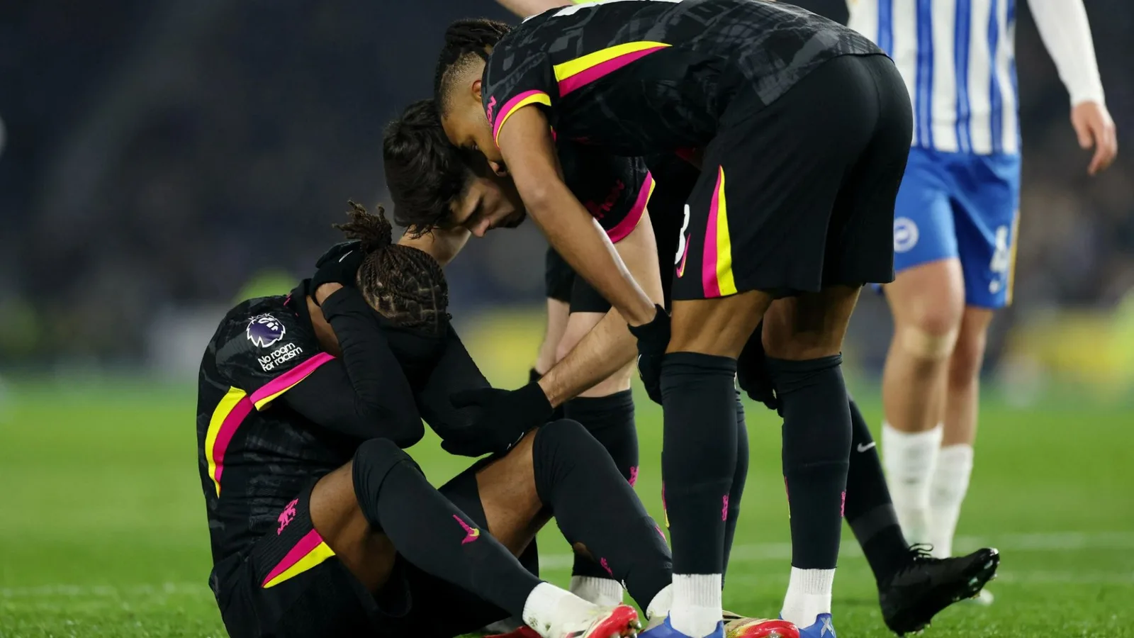 Les fans de Chelsea fument à la «  propriété amateur  » alors que l’homme clé s’en va avec «  blessure aux ischio-jambiers  » 19 minutes dans Brighton Clash