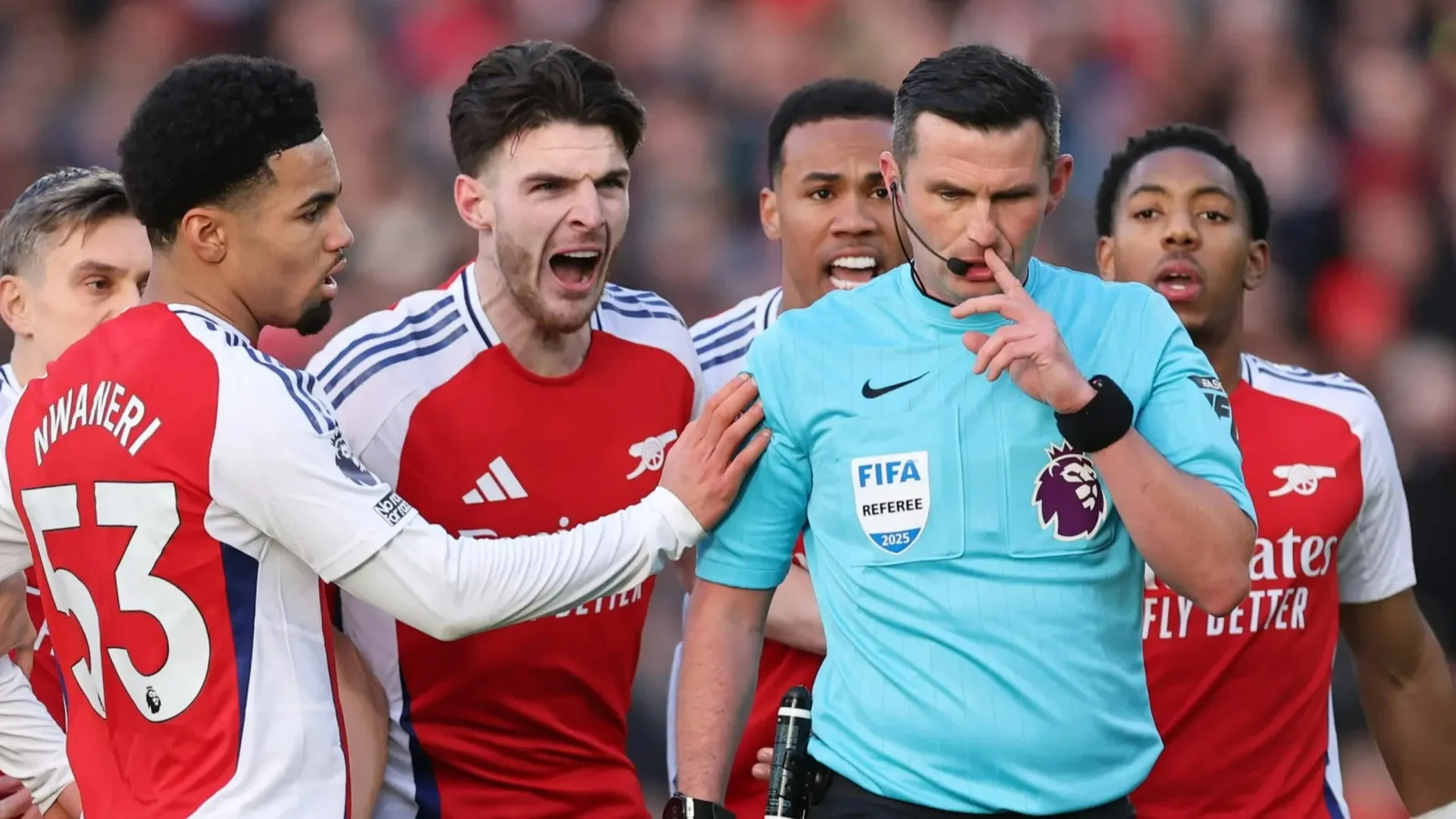 La maison familiale de Michael Oliver étant gardée par la police après que l’arbitre a reçu des menaces de mort à la suite de Lewis-Skelly Red