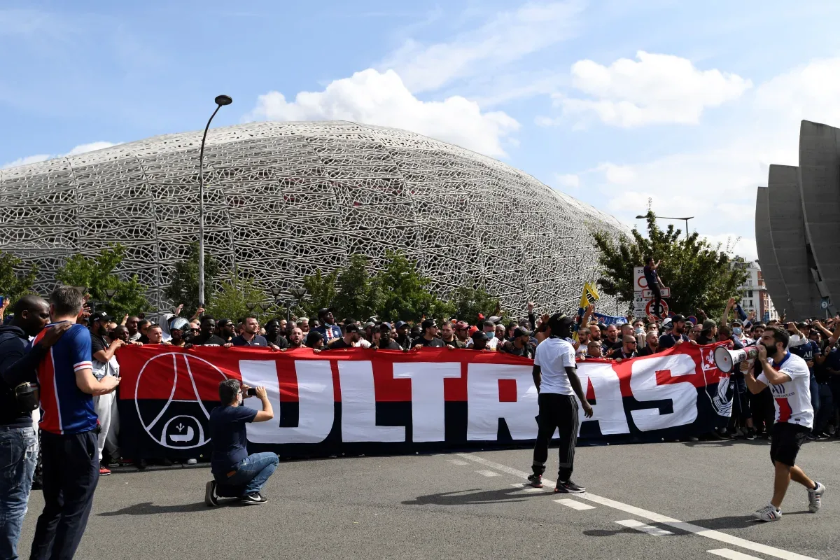 2 300 fans du PSG s’attendaient à voyager pour Aston Villa Champions League Quarter-Final Return Stand