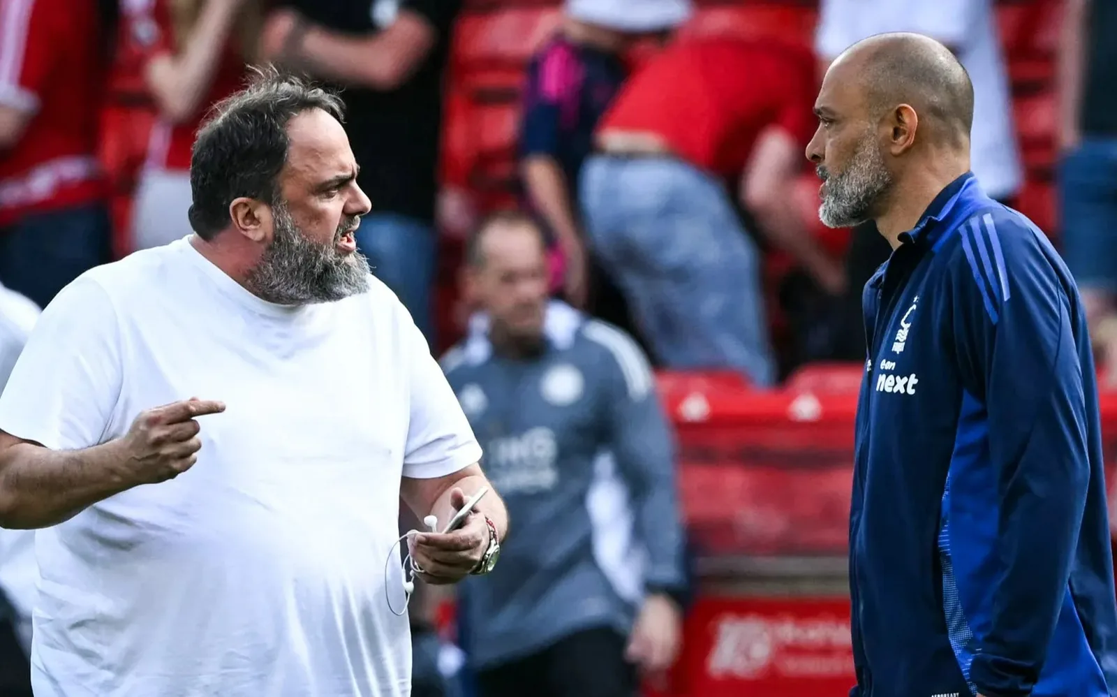 Le propriétaire de Nottingham Forest Evangelos Marinakis publie une déclaration après avoir pris d’assaut sur le terrain après un tirage catastrophique
