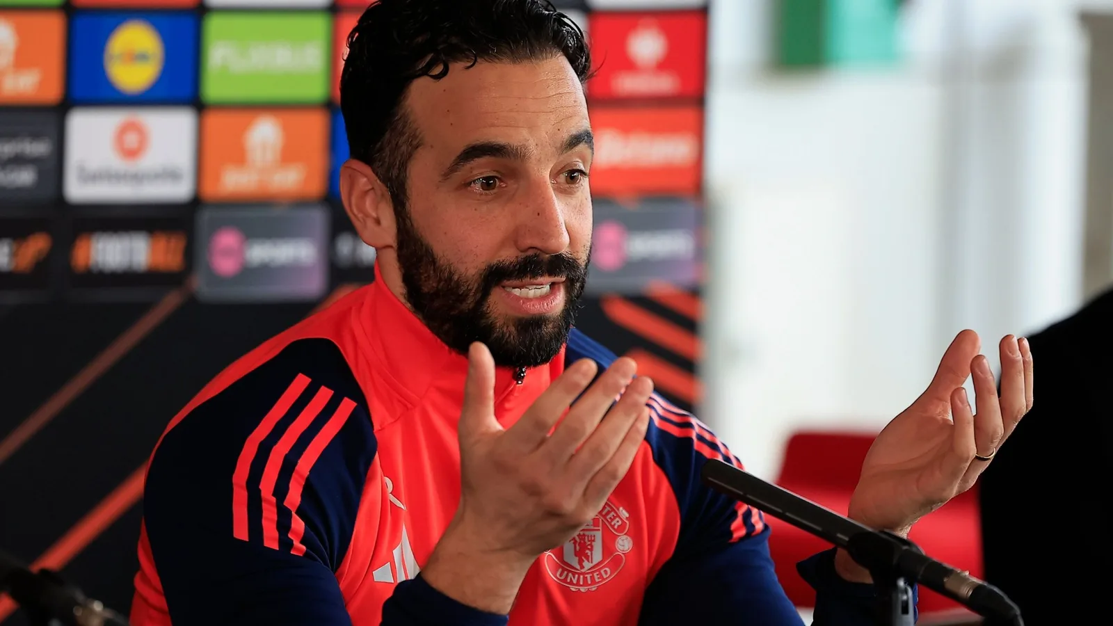 Ruben Amorim brise le silence sur la fureur de Man Utd après avoir « brisé un téléviseur grand écran dans une explosion dans le vestiaire »