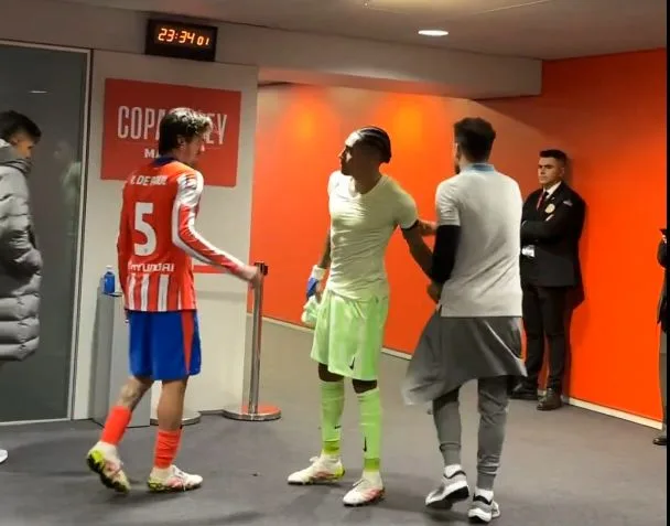 La star de Barcelone attend pour échanger une chemise avec l’Atletico Madrid Rival