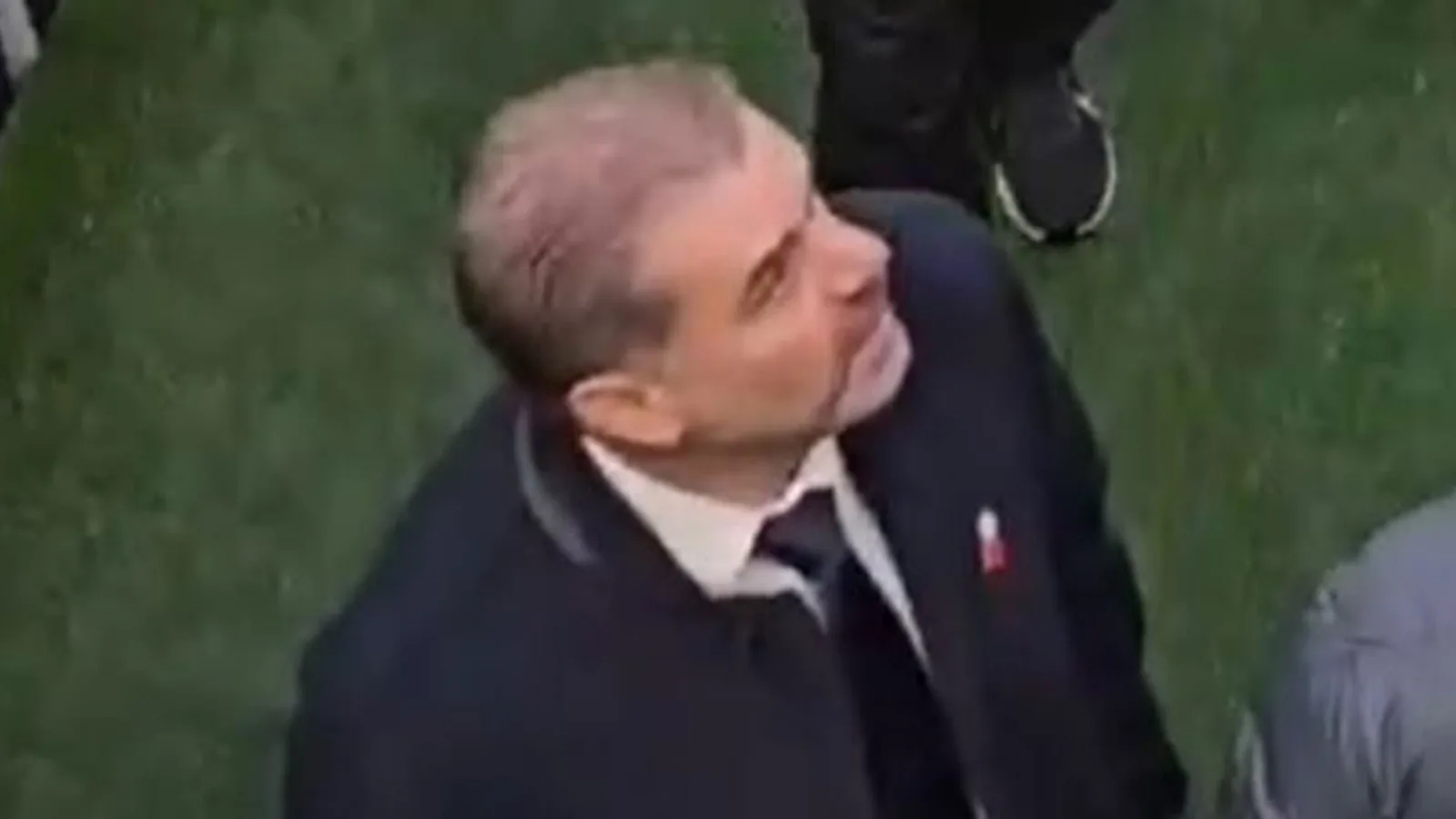 Ange Postecoglou semble REGARDER avec colère un fan de Tottenham alors que les flops sont hués après le choc d’Ipswich