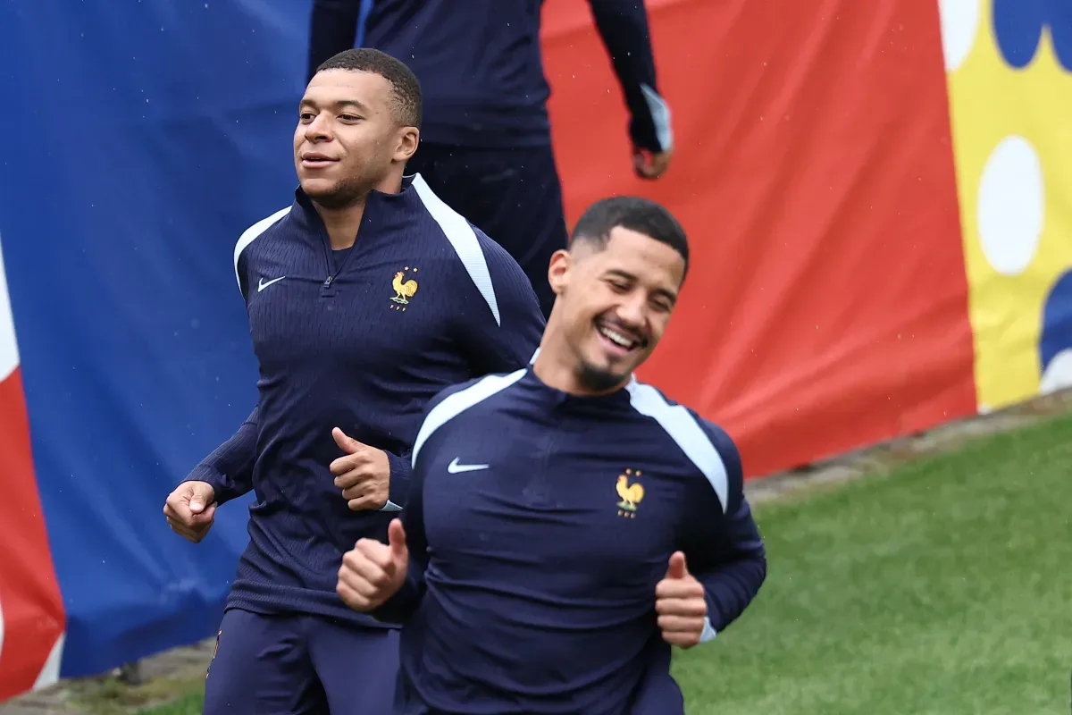 Kylian Mbappé salue William Saliba d’Arsenal après avoir remporté un prix prestigieux