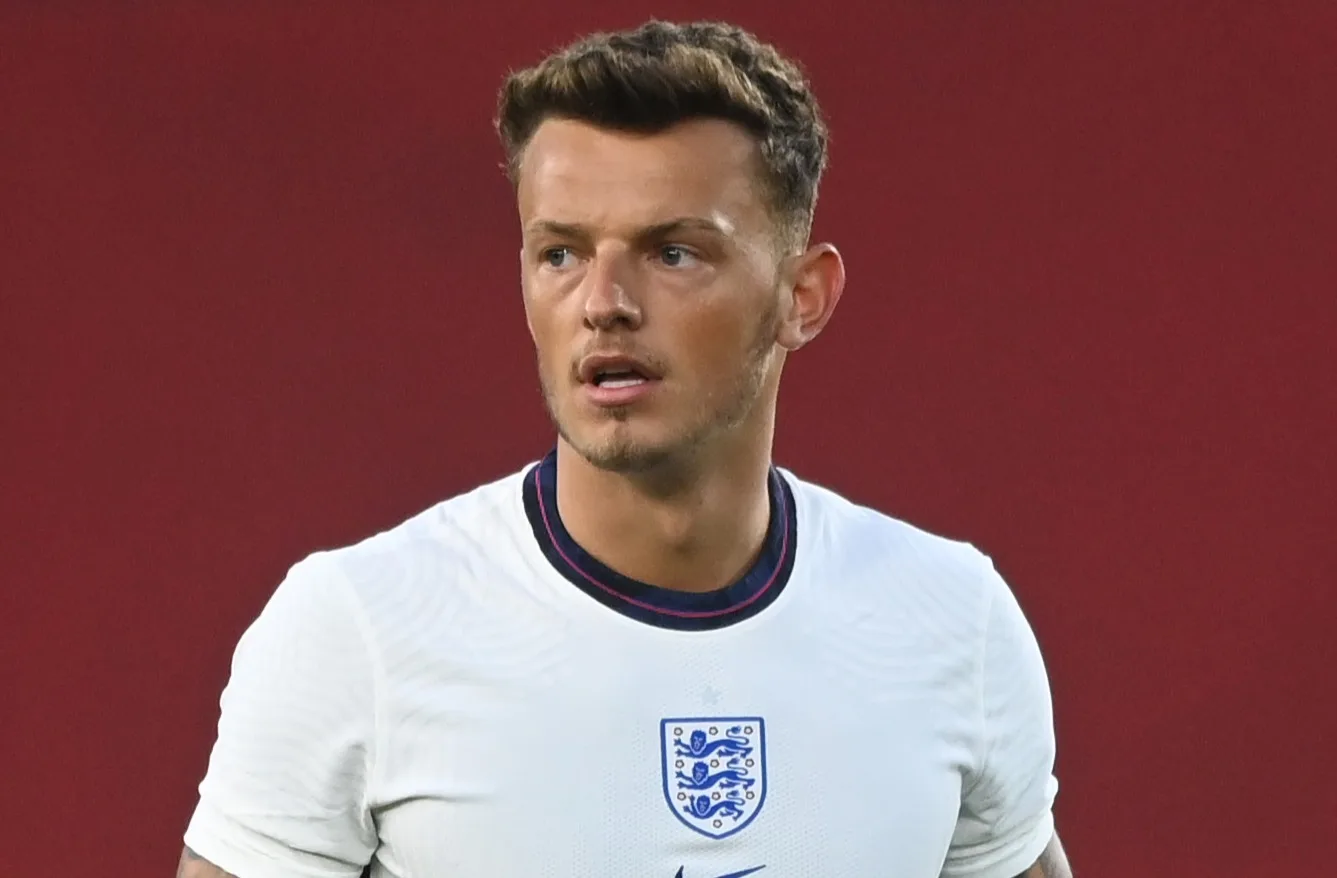 La star d’Arsenal, Ben White, devrait être giflée avec une interdiction de l’Angleterre de deux ans après «  crachage mannequin  », slams trois lions icône