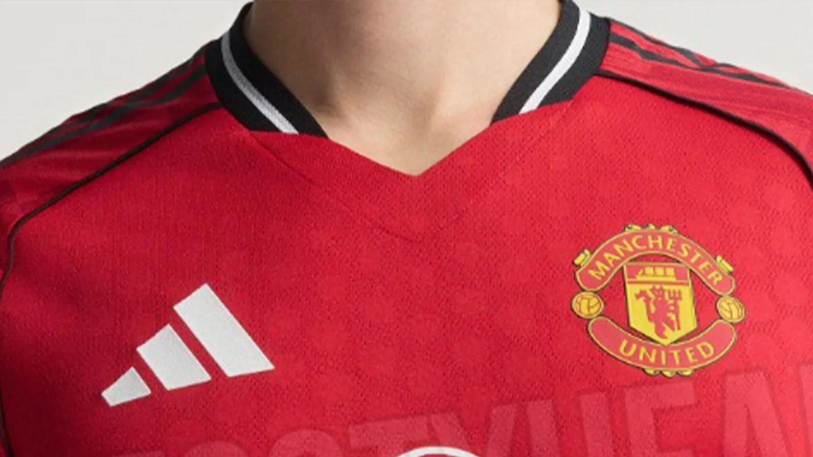 Man Utd 2025/26 Kit à domicile «  divulgué  » alors que les fans fument «les adidas n’essaient même plus»