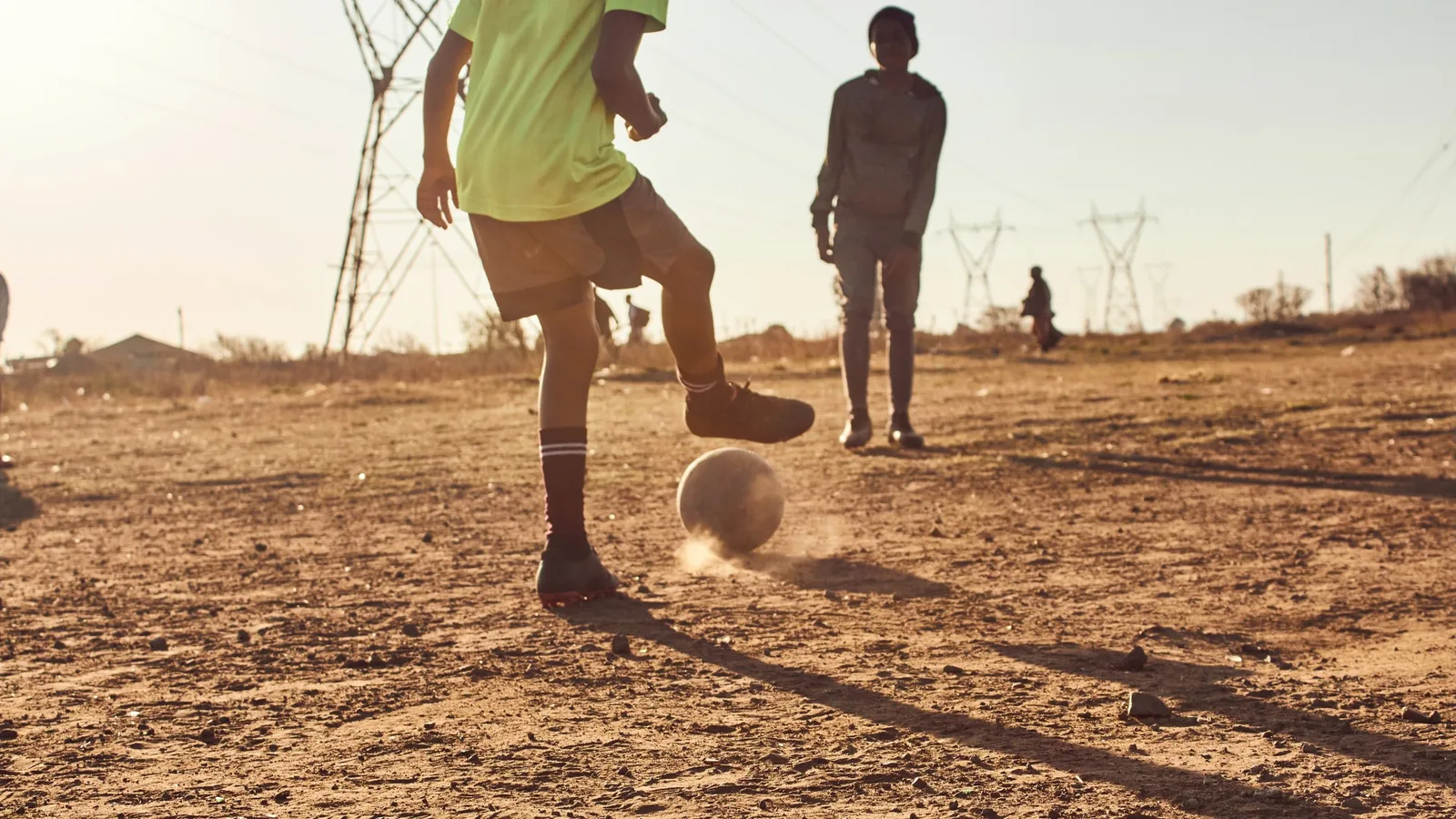 Monde malade du « trafic de football » où des enfants désespérés sont expédiés au Royaume-Uni comme la star de Man United… puis vendus pour se prostituer.