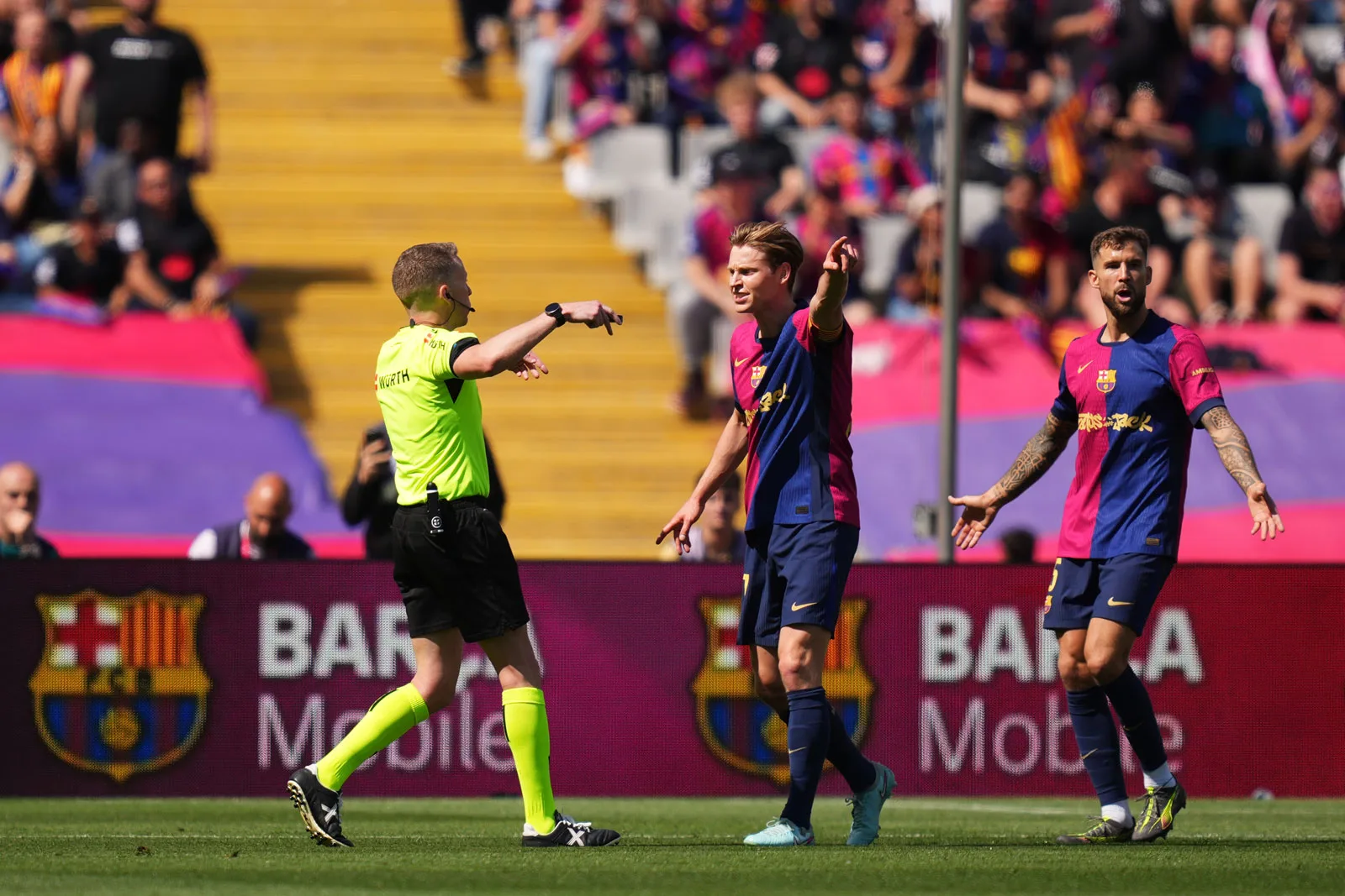 Barcelone Plan Action comme arbitres expliquent les commentaires var