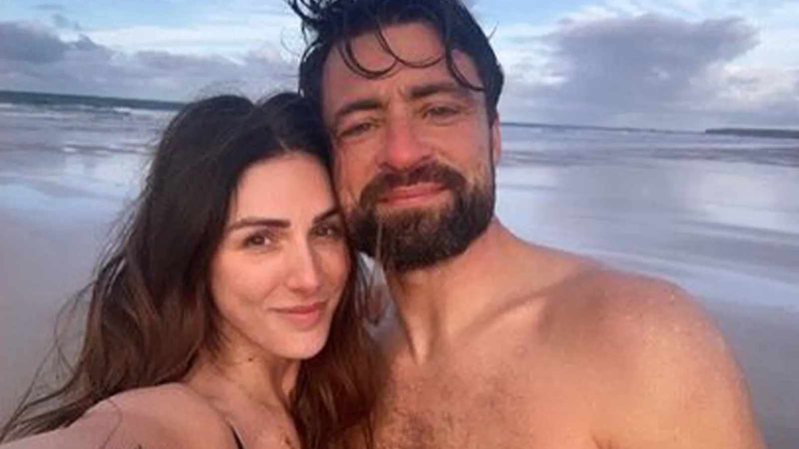 Le patron de la Premier League, Russell Martin, échappe aux craintes de limogeage lors de vacances de luxe avec son ancienne partenaire glamour, Lucy Pinder.
