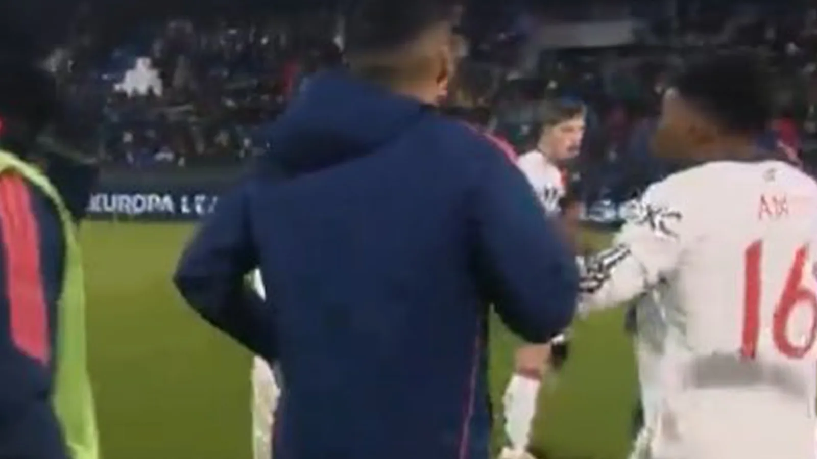 Les coéquipiers de Man Utd se disputent furieusement sur le terrain au coup de sifflet final après que les Red Devils aient battu Viktoria Plzen