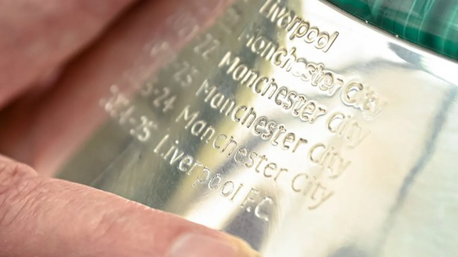 «  Le manque de cohérence a soufflé mon esprit  » – Les fans ont été stupéfaits de Garing Liverpool Gaffe sur le trophée de Premier League
