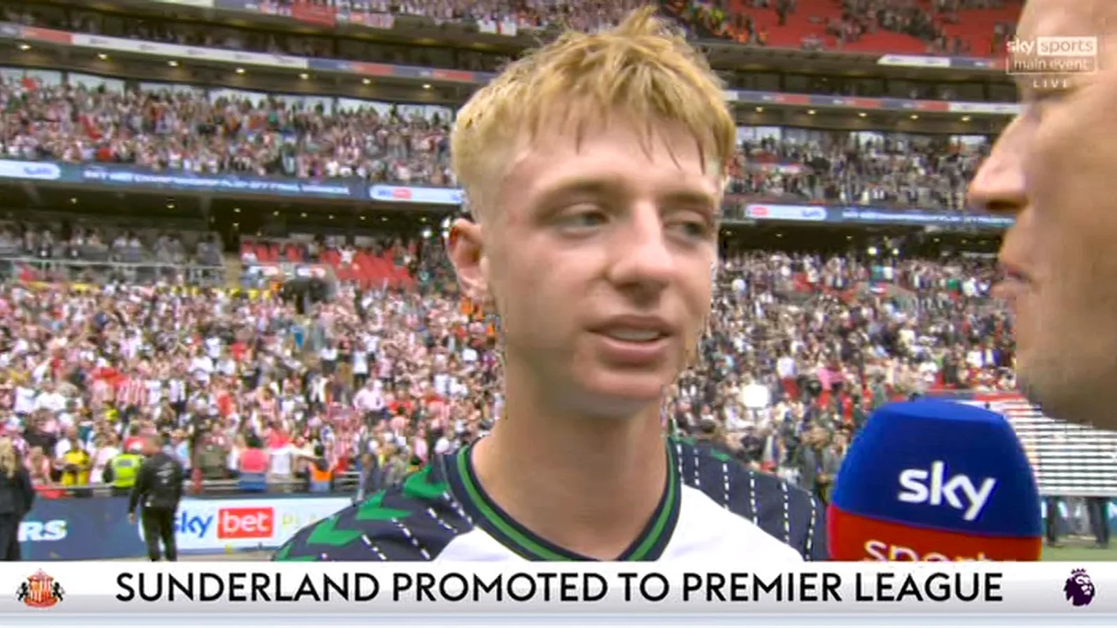 Sky Sports obligé de s’excuser alors que Sunderland Star jure à la télévision en direct après la dernière touche pour Club leur gagne la promotion