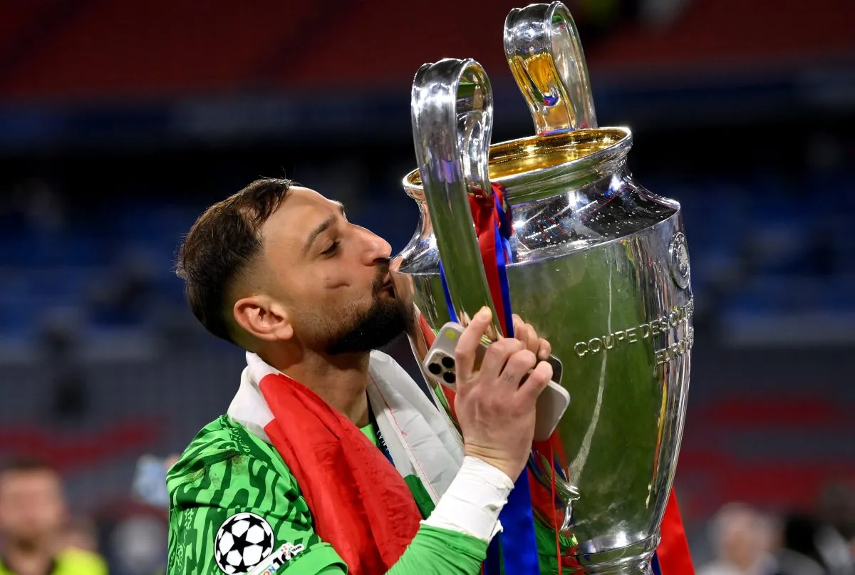 Gianluigi Donnarumma parle aux coéquipiers italiens du déménagement de la Premier League au milieu de l’intérêt de Manchester United et de Manchester City