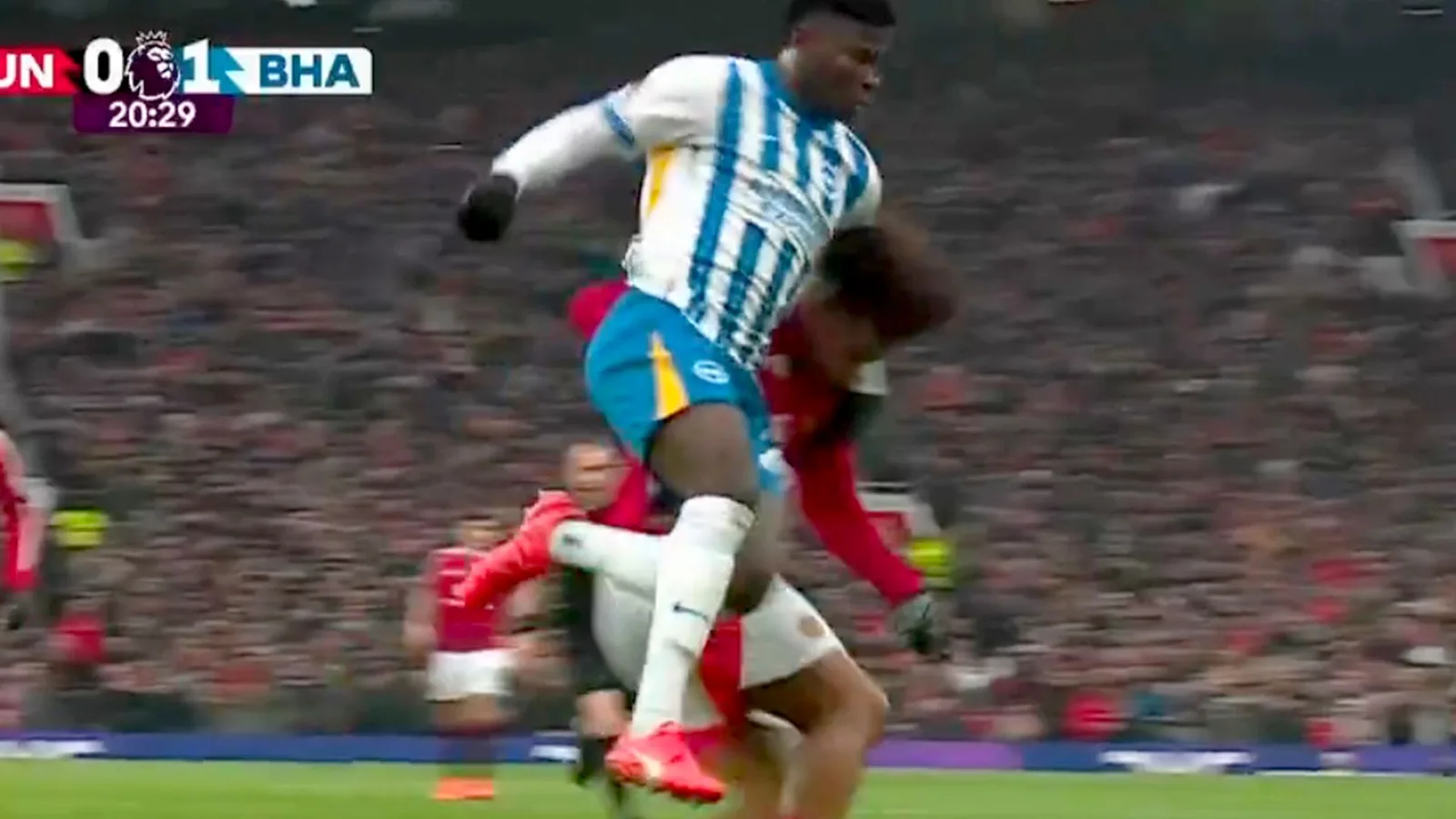 Les fans de Man Utd fulminent « quelle est la règle maintenant ? » alors que Baleba évite le rouge pour avoir « fait de la corde à linge » Joshua Zirkzee pour le penalty contre Brighton