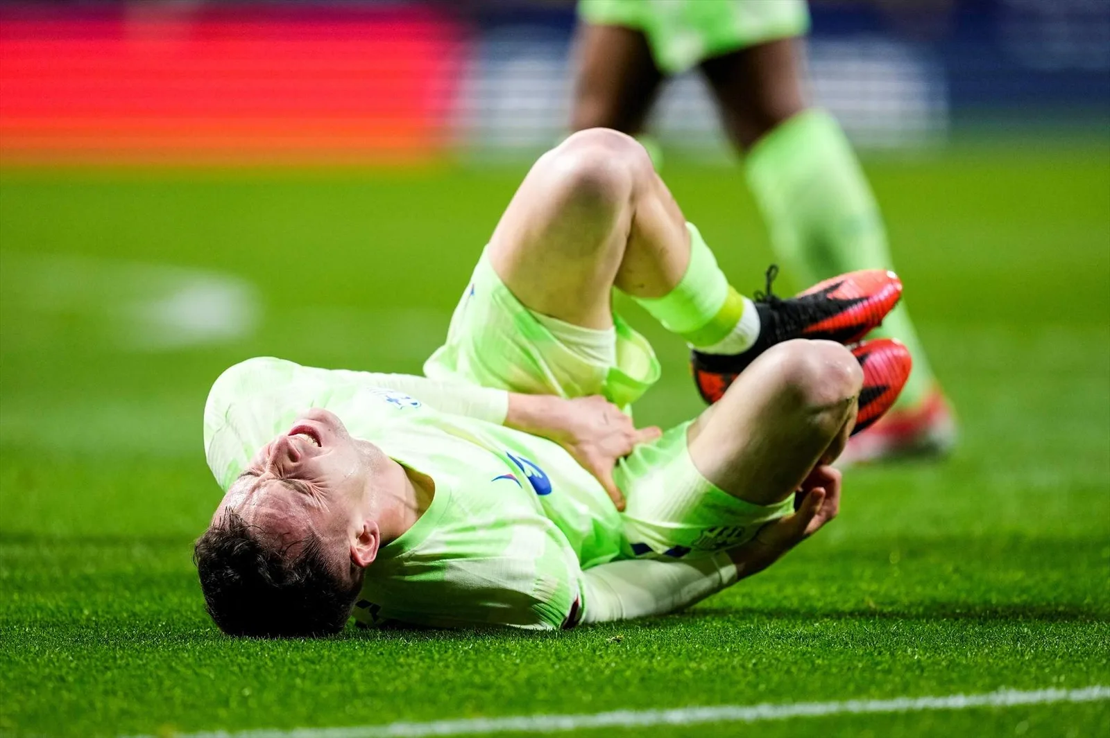 Mid-terrain de Barcelone pour éviter une intervention chirurgicale en récupération de la déchirure du ligament
