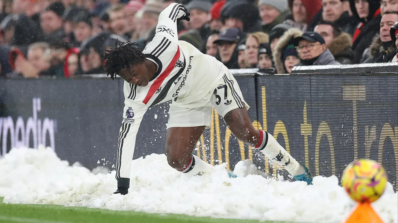 Liverpool vs Man Utd LIVE SCORE: affrontement de Premier League MAINTENANT malgré des conditions météorologiques extrêmes – dernières mises à jour