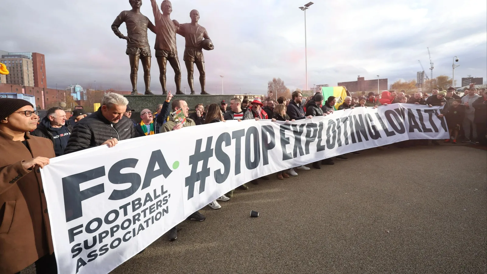Les fans de Man Utd lancent une manifestation grossière contre Sir Jim Ratcliffe et le traitent de « c *** » à propos de la décision sur le prix des billets